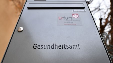 The letterbox with the inscription "Gesundheitsamt" in the state capital / Photo: Martin Schutt/dpa-Zentralbild/dpa