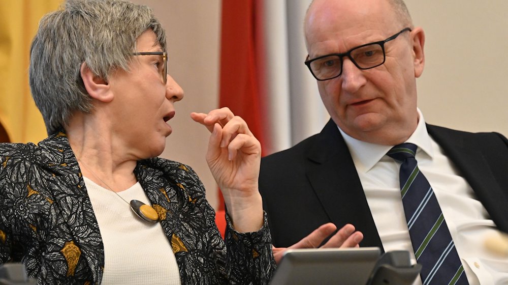 Kathrin Schneider (SPD), Ministerin und Chefin der Staatskanzlei, unterhält sich mit Dietmar Woidke (SPD). / Foto: Bernd Settnik/dpa