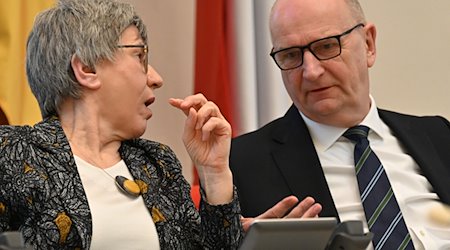 Kathrin Schneider (SPD), Minister and Head of the State Chancellery, talks to Dietmar Woidke (SPD) / Photo: Bernd Settnik/dpa