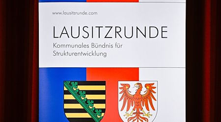 A banner with the coats of arms of Saxony (l) and Brandenburg of the Great Lusatia Round / Photo: Patrick Pleul/dpa