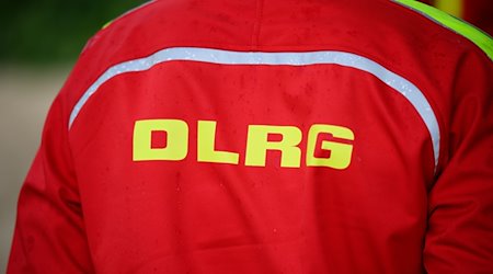 Ein Mann mit einer DLRG Jacke. / Foto: Daniel Reinhardt/dpa