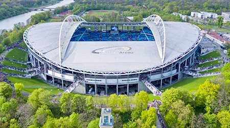 Die Red Bull Arena und das Stadionumfeld sind zu sehen. / Foto: Jan Woitas/dpa/Archivbild