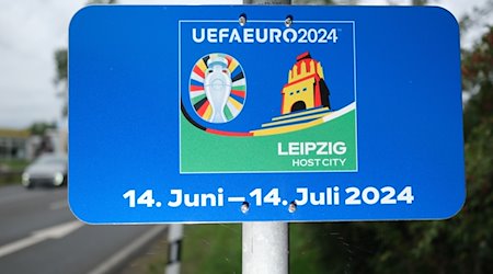 Eine Tafel zur kommenden Fußball-EM ist ergänzend am Ortseingangsschild angebracht. / Foto: Sebastian Willnow/dpa
