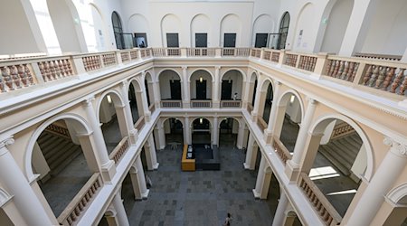 Blick in das Foyer des Justizzentrums Dresden. / Foto: Robert Michael/dpa