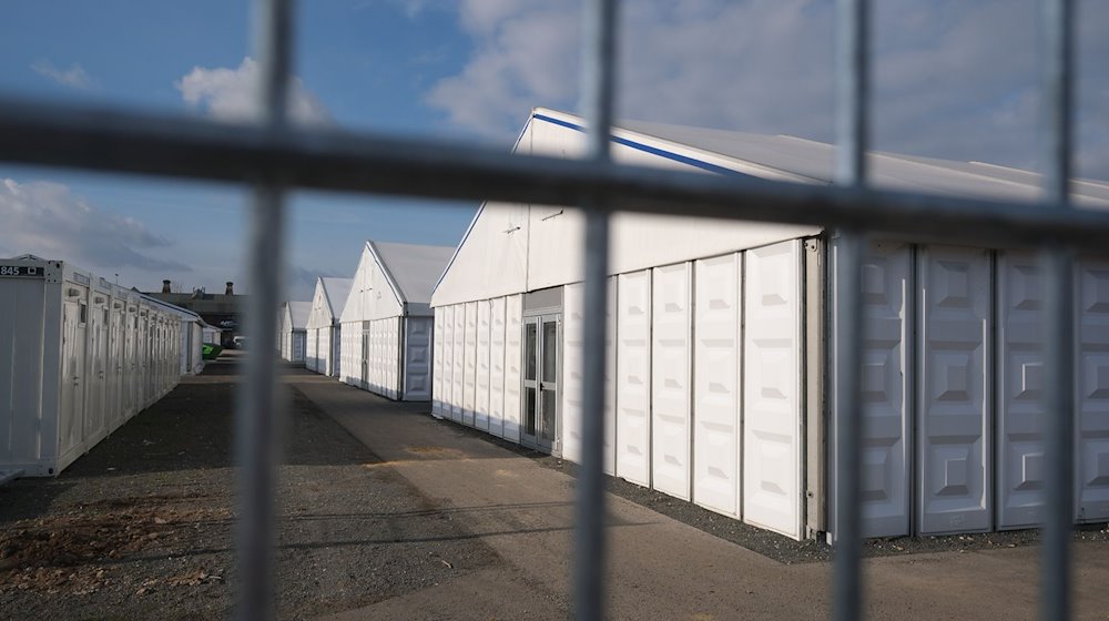 View of a refugee shelter. / Photo: Sebastian Willnow/dpa