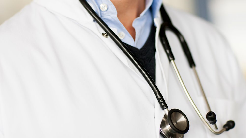 طبيب يرتدي سماعة طبية حول عنقه. / صورة: رولف فيننبيرند / دبا / صورة رمزية