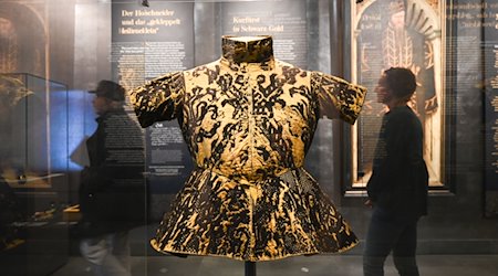 Das Prunkkleid von August von Sachsen wird in den Staatlichen Kunstsammlungen Dresden präsentiert. / Foto: Robert Michael/dpa