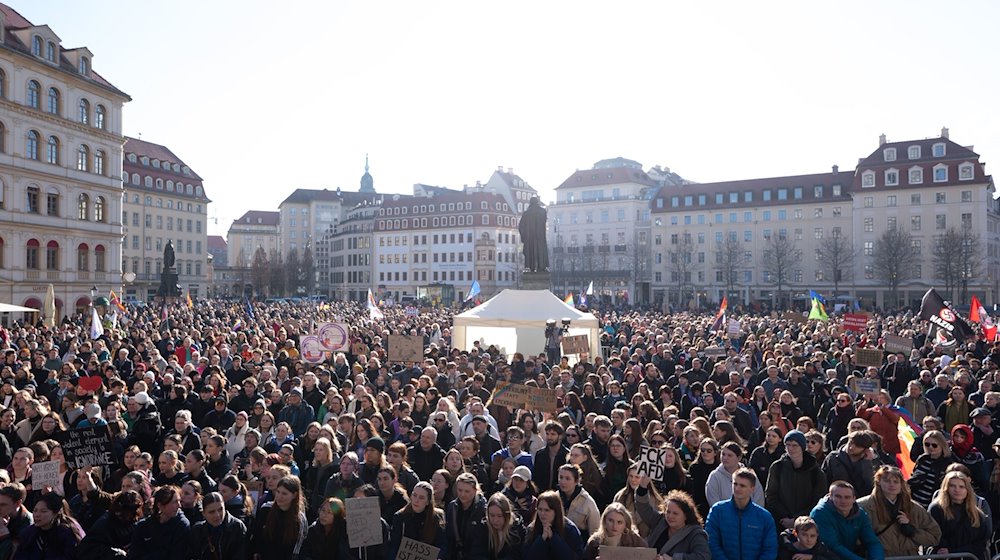 Teilnehmende einer Großkundgebung für Demokratie und gegen Rechtsextremismus stehen auf dem Neumarkt. / Foto: Sebastian Kahnert/dpa