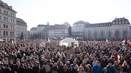 Participants in a large rally for democracy and against right-wing extremism stand on Neumarkt / Photo: Sebastian Kahnert/dpa