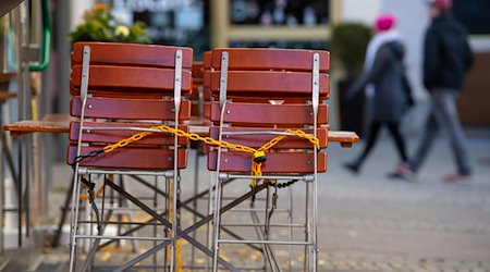 Столи та стільці перед рестораном / Фото: Sven Hoppe/dpa/Archivbild
