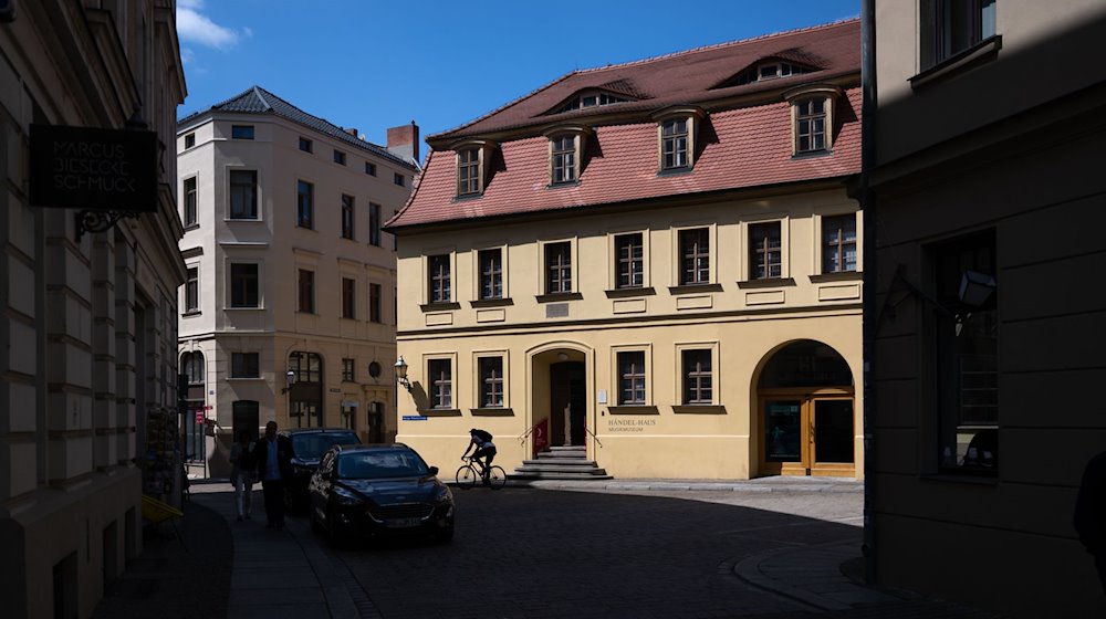 Die Sonne scheint auf das Geburtshaus von Georg Friedrich Händel in der Altstadt. Hier findet am 16. Juni 2024 ein Konzert im Rahmen des 13. Musikfests «Unerhörtes Mitteldeutschland» statt. / Foto: Hendrik Schmidt/dpa