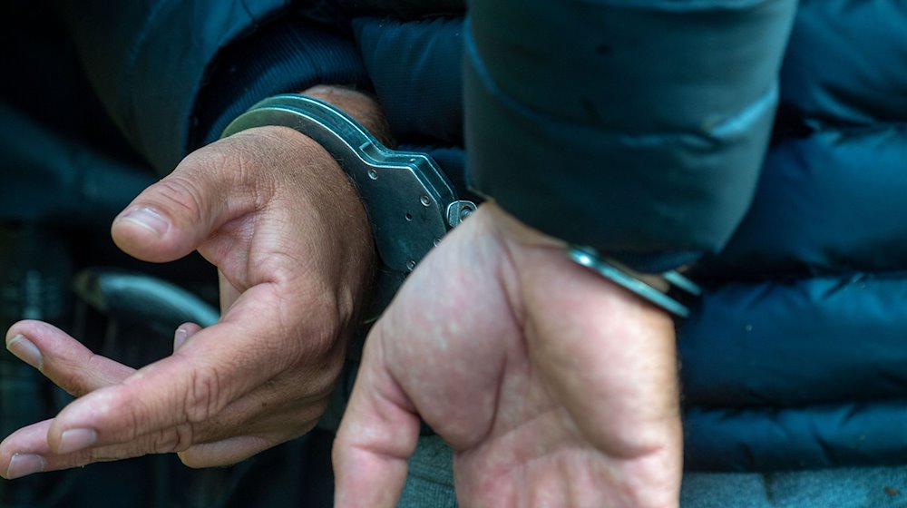 Ein Mann trägt Handschellen. / Foto: Stefan Sauer/dpa/Illustration