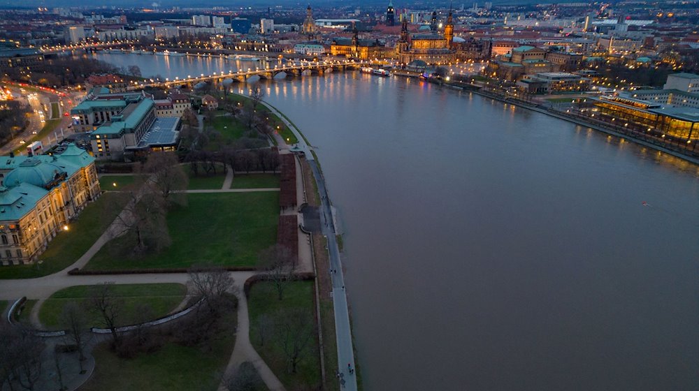 Blick auf das Hochwasser der Elbe im Bereich der Neustadt (l) und der historischen Altstadt (Aufnahme mit Drohne). / Foto: Robert Michael/dpa