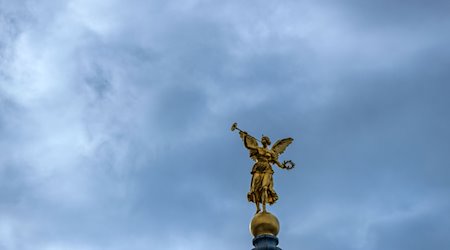 Wolken ziehen über der goldenen Fama-Skulptur auf der Kuppel der Hochschule für Bildende Künste (HfBK). / Foto: Jens Büttner/dpa-Zentralbild/dpa