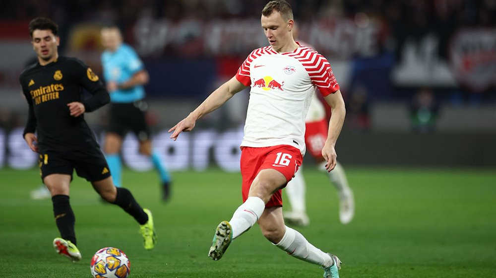 Lukas Klostermann, del Leipzig, juega el balón / Foto: Jan Woitas/dpa