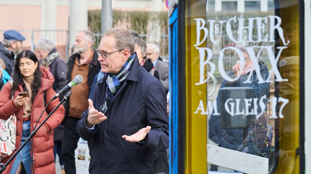 Michael Müller (SPD), ehemaliger Regierender Bürgermeister Berlins, spricht zur Eröffnung der neuen „Bücherboxx“ am S-Bahnhof Grunewald in der Nähe des Mahnmals Gleis 17. / Foto: Annette Riedl/dpa