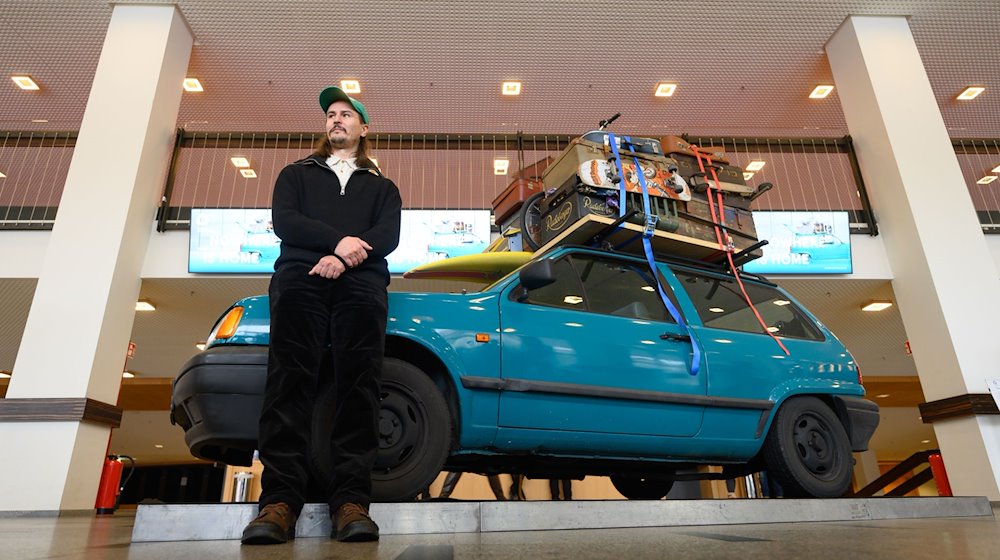 Manaf Halbouni stands in front of his work at a press event for the art installation "Nowhere is Home" in the foyer of the Kulturpalast / Photo: Robert Michael/dpa