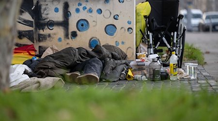 Mensch ohne festen Wohnsitz im Schlafsack auf der Straße. / Foto: Marijan Murat/dpa/Archivbild