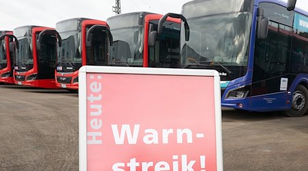 Linienbusse stehen wegen eines Warnstreiks auf dem Betriebshof. / Foto: Thomas Frey/dpa/Symbolbild