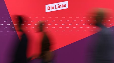 Відвідувачі партійної конференції проходять повз логотип Лівої партії. / Фото: Karl-Josef Hildenbrand/dpa/symbol image
