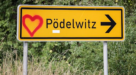 Jemand hat ein Herz auf den Wegweiser nach Pödelwitz gemalt. / Foto: Jan Woitas/dpa-Zentralbild/dpa