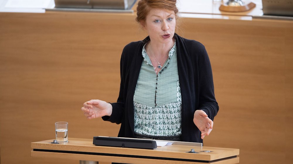 Antonia Mertsching (Die Linke), Landtagsabgeordnete, spricht im Landtag zu den Abgeordneten. / Foto: Sebastian Kahnert/dpa-Zentralbild/dpa/Archivbild