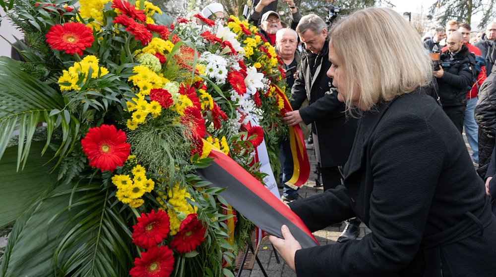 Bundesinnenministerin Nancy Faeser (SPD) legt auf einer Trauerfeier für die Opfer des rassistischen Anschlags von Hanau einen Kranz nieder. / Foto: Boris Roessler/dpa