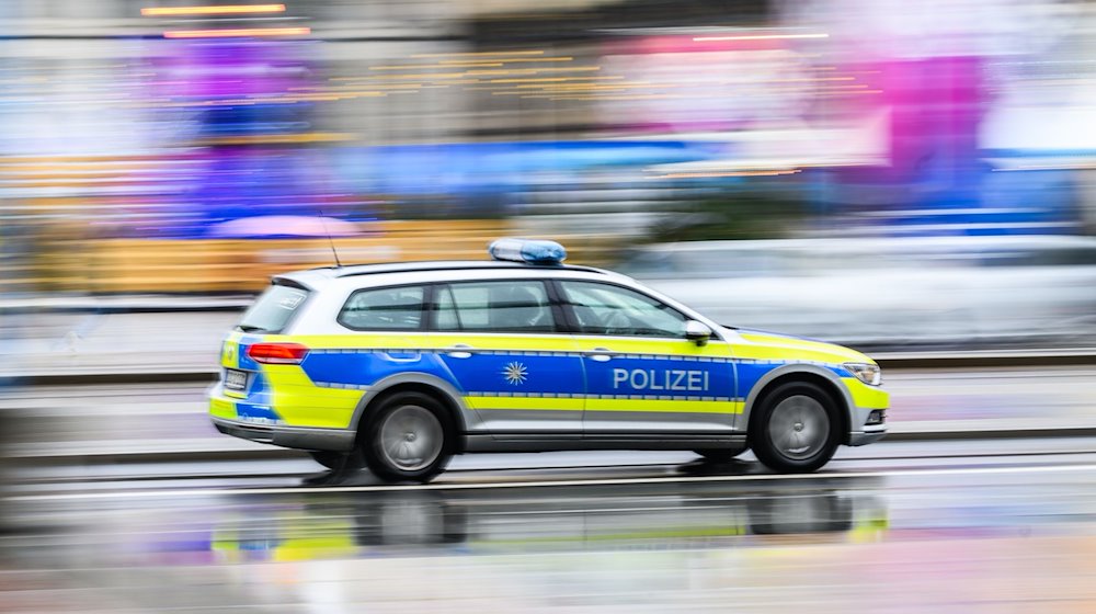 Ein Polizeiauto auf am Altmarkt in Dresden entlang. / Foto: Robert Michael/dpa/Symbolbild