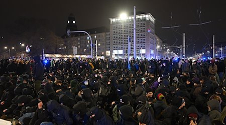 Gegendemonstranten blockieren den Pirnaischen Platz. / Foto: Robert Michael/dpa