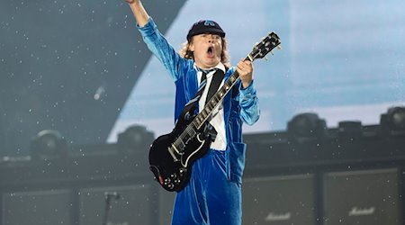 المعزف الأسترالي على الجيتار Angus Young من AC/DC يؤدي على المسرح. / الصورة: لوكاس ليهمان/وكالة الأنباء الألمانية الفرنسية/صورة أرشيفية