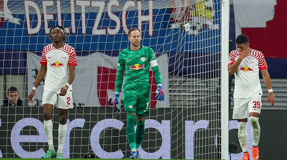 Leipzig players Mohamed Simakan (l-r), goalkeeper Peter Gulacsi and Benjamin Henrichs react after Bern equalized the score at 1-1 / Photo: Jan Woitas/dpa/Archivbild