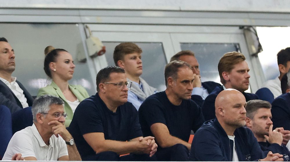 Спортивний директор "Лейпцига" Макс Еберл (4-й зліва), керуючий директор "Ред Булл" Олівер Мінцлафф і спортивний директор "Лейпцига" Рувен Шредер (внизу праворуч) спостерігають за матчем з трибун / Фото: Daniel Löb/dpa