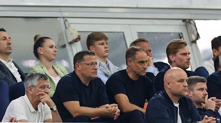 Leipzig's sports managing director Max Eberl (4th from left), Red Bull managing director Oliver Mintzlaff and Leipzig's sports director Rouven Schröder (below/right) watch the match from the stands / Photo: Daniel Löb/dpa
