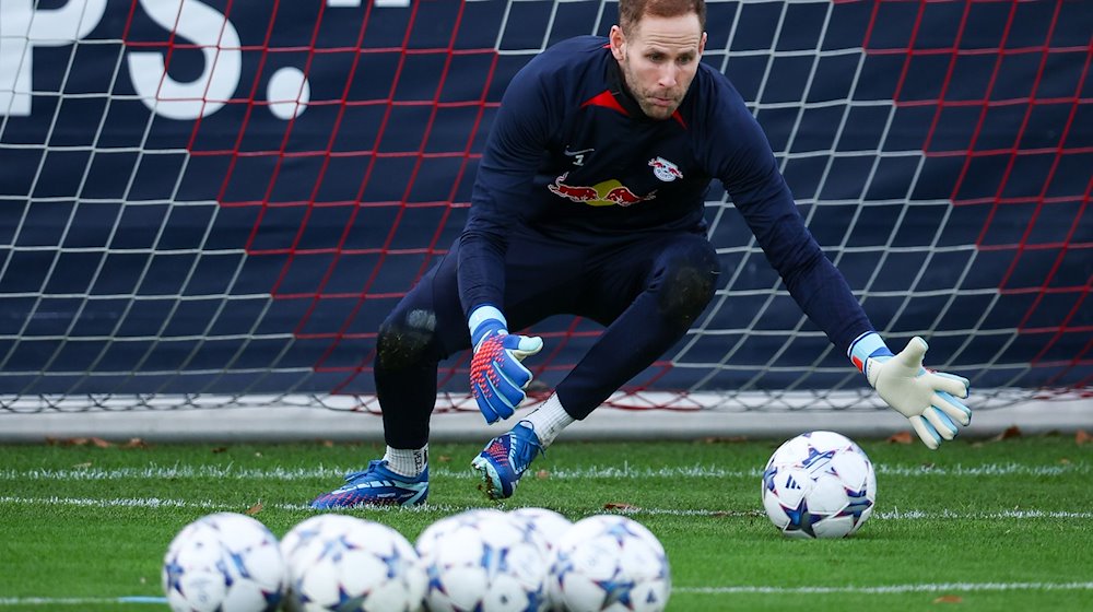 Leipzigs Torwart Peter Gulacsi beim Training. Für das Bayern-Spiel fordert er eine konsequente Defensive. / Foto: Jan Woitas/dpa/Archivbild