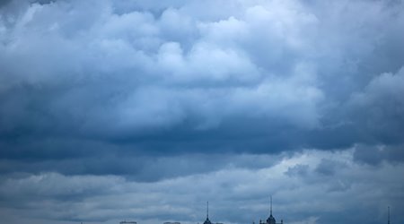 Dunkle Wolken ziehen über die Neustadt. / Foto: Jens Büttner/dpa-Zentralbild/dpa/Archivbild