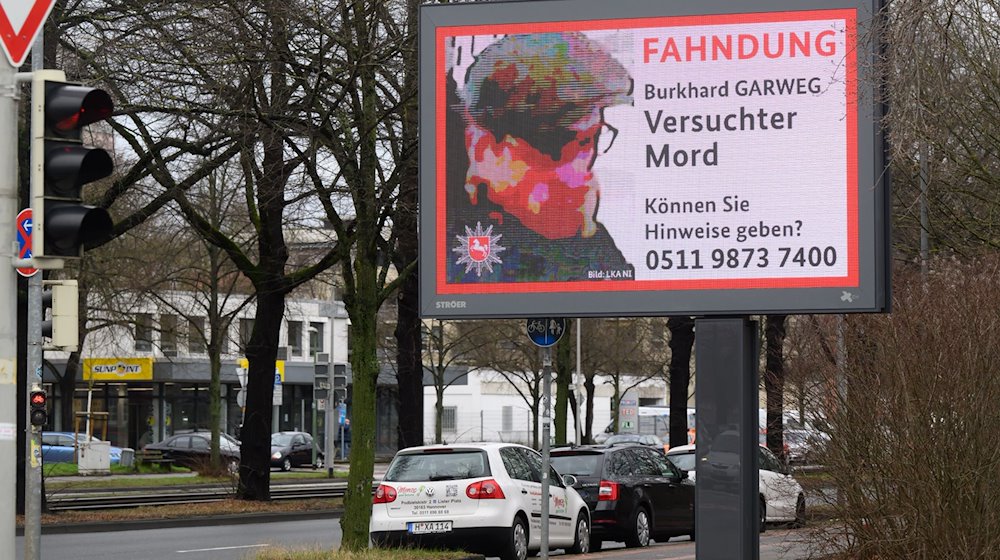 Das Landeskriminalamt Niedersachsen fahndet auf einer digitalen Anzeigetafel nach Burkhard Garweg. / Foto: Julian Stratenschulte/dpa