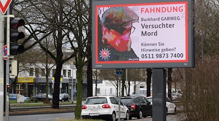Das Landeskriminalamt Niedersachsen fahndet auf einer digitalen Anzeigetafel nach Burkhard Garweg. / Foto: Julian Stratenschulte/dpa