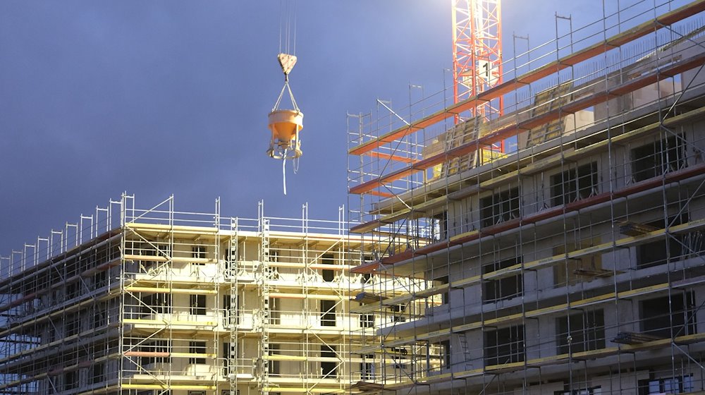 Shells for residential buildings are illuminated at dusk / Photo: Sebastian Willnow/dpa/Symbolic image