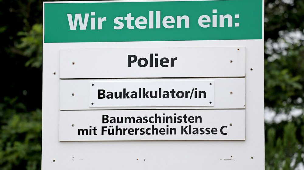 Ein Schild weist auf freie Stellen für Fachkräfte auf dem Bau hin. / Foto: Jan Woitas/dpa-Zentralbild/dpa/Archivbild