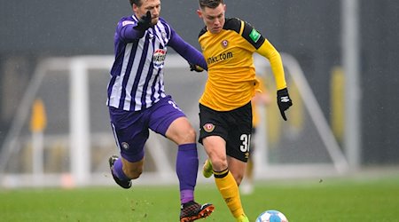 Julius Kade (d), del Dinamo, contra Sören Gonther, del Aue / Foto: Robert Michael/dpa-Zentralbild/dpa