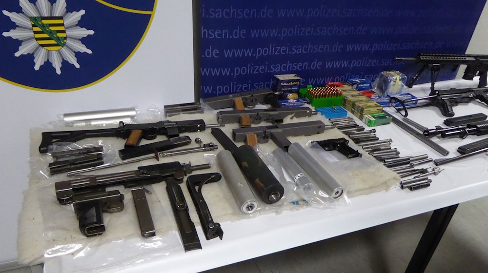 A trove of rapid-fire weapons and weapon parts seized by the Zwickau police during raids. / Photo: Mike Müller/TNN/dpa/Archivbild