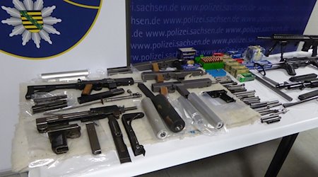 Armas de fuego rápido y piezas de armas incautadas por la policía de Zwickau durante las redadas. / Foto: Mike Müller/TNN/dpa/Archivbild