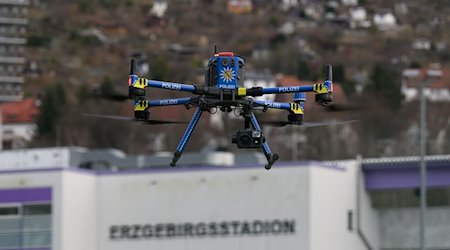 Eine Drohne der Polizei vom Typ DJI Maurice 300 fliegt vor dem Stadion entlang. / Foto: Robert Michael/dpa