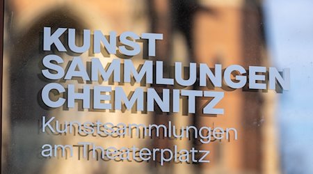 The words "Kunstsammlungen Chemnitz" can be read on a window pane. / Photo: Hendrik Schmidt/dpa