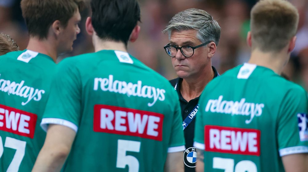 Runar Sigtryggsson talks to his players in the Arena Leipzig / Photo: Jan Woitas/dpa