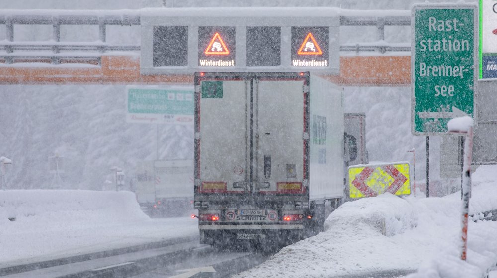 A truck drives on the snow-covered Brenner highway / Photo: Bernd März/dpa/Archivbild