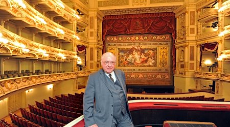 Колишній директор Саксонської державної опери Дрездена Герд Уеккер сидить на перилах королівської ложі в Земперопер / Фото: Matthias Hiekel/dpa-Zentralbild/dpa