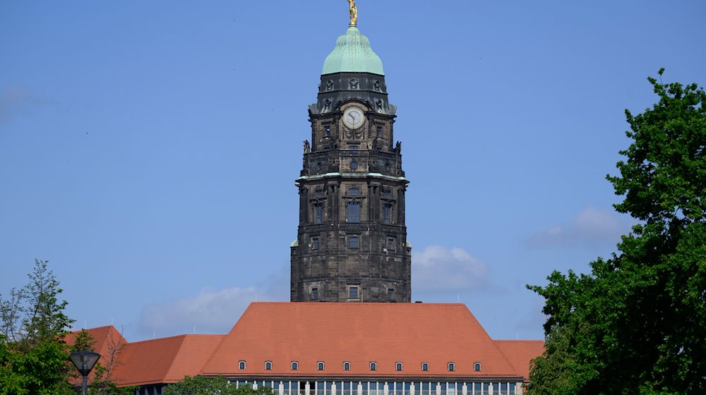 Blick auf das Neue Dresdner Rathaus, dem Sitz der Dresdner Stadtverwaltung. / Foto: Robert Michael/dpa