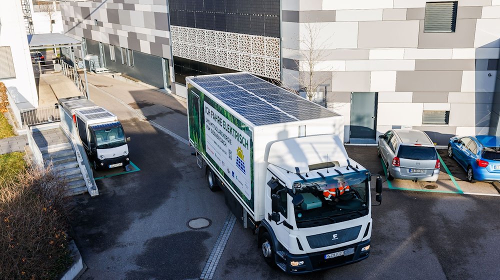 A fully electrically powered test truck with a photovoltaic system on the roof / Photo: Philipp von Ditfurth/dpa