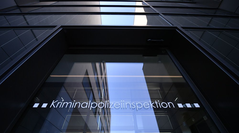 Kriminalpolizeiinspektion steht an einer Glastür. / Foto: Martin Schutt/dpa-Zentralbild/dpa
